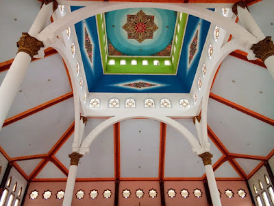 krawangan masjid dan ornamen bintang delapan pada interior masjid
