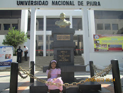 Mabel en el frontis del rectorado de la Universidad Nacional de Piura.