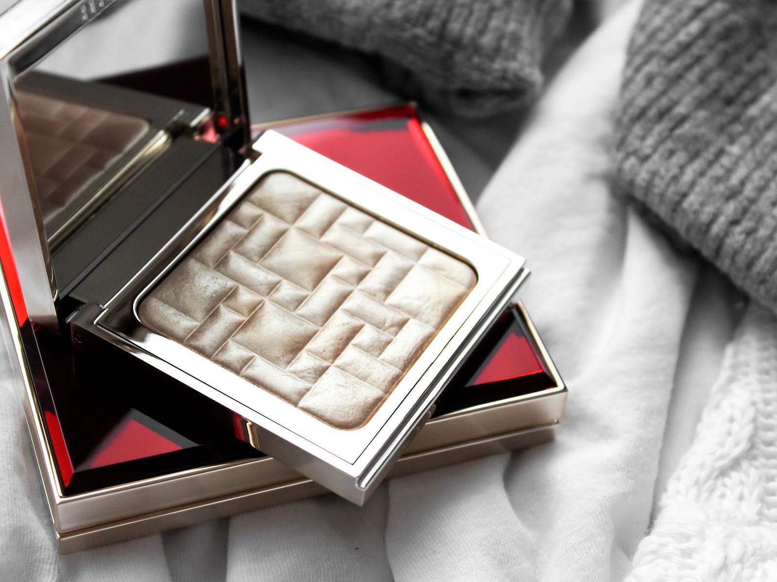 Bobbi-brown-caviar-rubies-vanocni-kolekce-2017 bobbi brown rozjasňovač moon glow