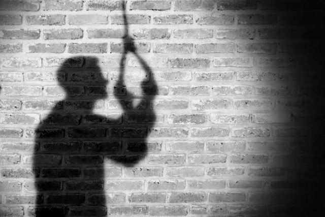 नाबालिक प्रेमी ने प्रेम-प्रसंग में प्रेमिका को वीडियो कॉलिंग कर फांसी लगाकर कर ली आत्महत्या।