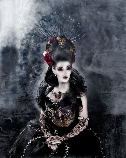 As fotografias surreais e fashion com rainhas históricas de Lorena Cordero - Isabel Bathory (Marisol Romero) Lorena Cordero fotografia surreal arte fashion mulheres modelos rainhas imperatrizes história Isabel Bathory (Marisol Romero)