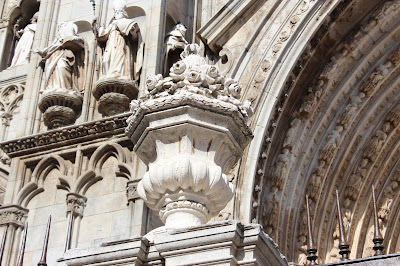 Jarrones del siglo XVIII en la portada de la catedral de Toledo