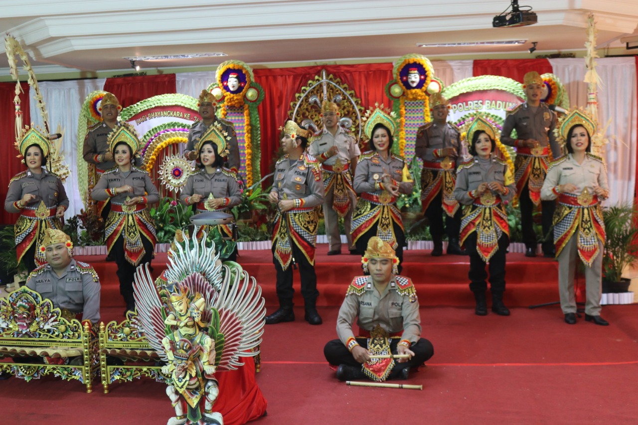 Angkat Suasana Pedesaan, Polres Badung Semarakkan Virtual Choir  74 Tahun Bhayangkara