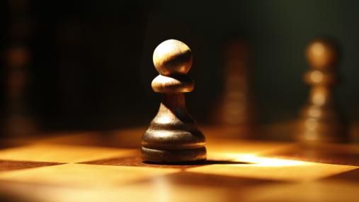 Damas e peças de xadrez em close-up do tabuleiro de xadrez
