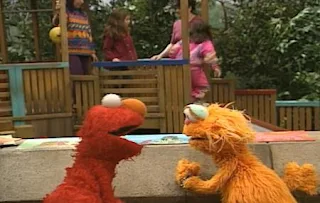 Elmo is at the park, he thinks about the pictures that he gives to his friends. Zoe appears on the scene and looks his pictures. Sesame Street The Best of Elmo
