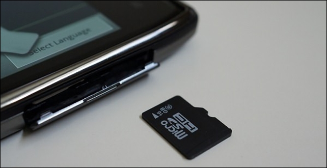 6 أسباب تمنعك من استخدام بطاقة SD مع هواتف أندرويد الحديثة Android-sd-card-slot