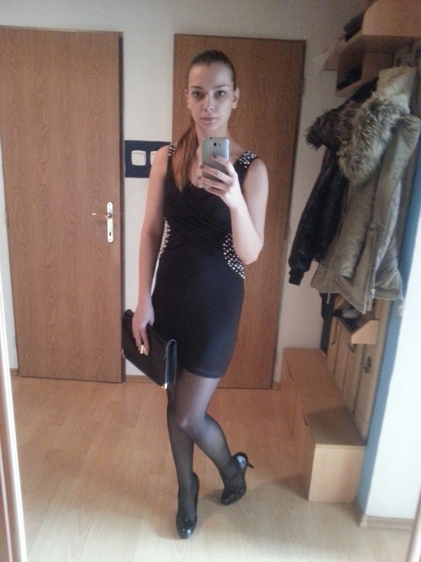 @vkdamochki: Fit girl in tight black minidress takes a mirror selfie