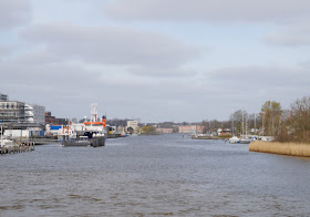 Küsten-Spaziergänge rund um Kiel, Teil 4: Entlang am Ufer der Schwentine. Blick auf die Schwentinemündung mit dem Forschungsschiff Alkor.