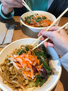 Rice bowls with yakisoba noodles