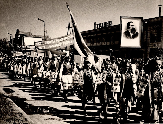 Студентки Лохвицького педучилища на першотравневій демонстрації (1960-ті)
