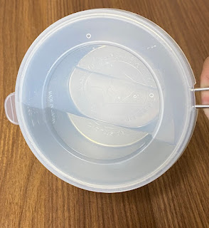 シェラカップにフタをして水を入れた状態、横にしても漏れない