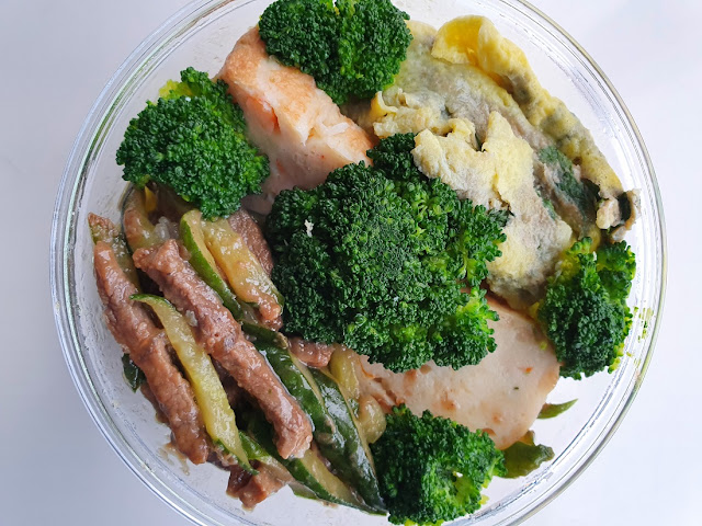 今日午餐：雞捲、青花菜、小黃瓜炒牛肉、九層塔炒蛋，2021.04.29