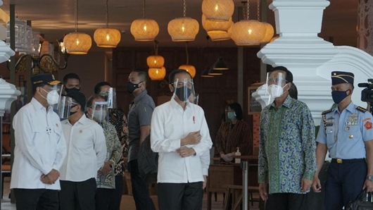 Jokowi Sebar Bantuan Rp 2,4 Juta ke Pedagang di Yogyakarta