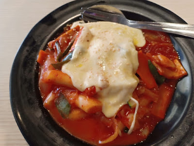 tokbokki menu khas Korea yang terbuat dari tepung beras tokbokki