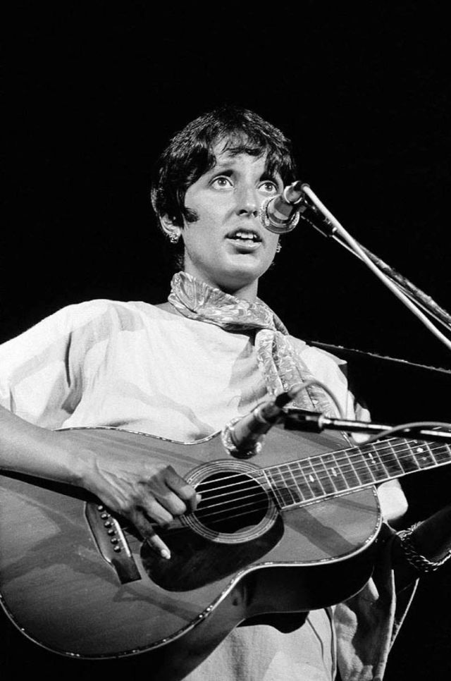 30 Fascinating Black and White Photos of a Young Joan Baez in the 1960s