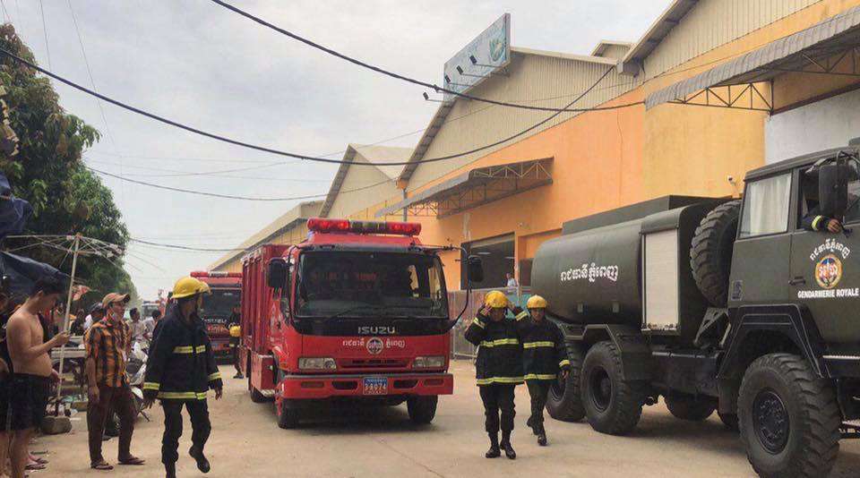 ដំណឹងក្ដៅៗ ! អគ្គិភ័យកំពុងឆាបឆេះរោងចក្រកាត់ដេរសម្លៀកបំពាក់