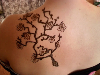 Tato Henna terlihat sangat cantik jika di bahu.