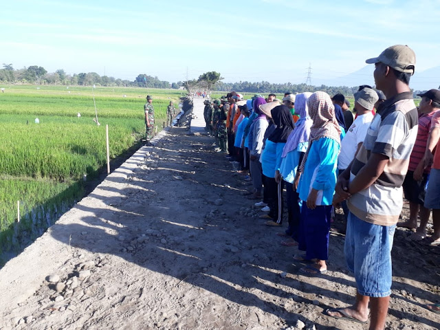 Warga Jimbung Antusias Terima TNI Yang Sedang Ber –TMMD