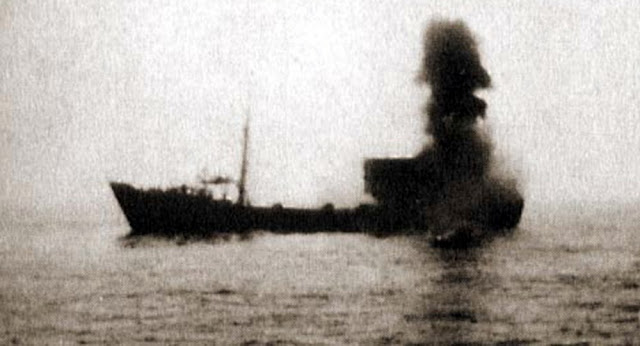 Траулер «Лауэнбург» под огнём эсминца «Тартар»