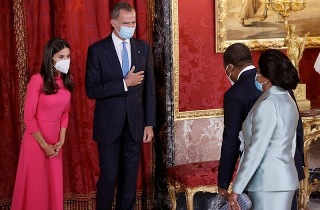 Queen Letizia wore a fuchsia dress by Moises Nieto. President Joao Manuel Goncalves Lourenco and Ana Afonso Dias Lourenco