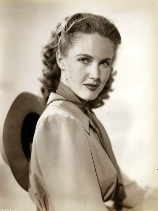 45 Glamorous Photos of Barbara Britton in the 1950s and '60s Vintage