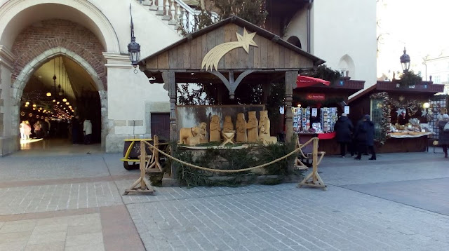 Presepe in legno nella piazza di Cracovia