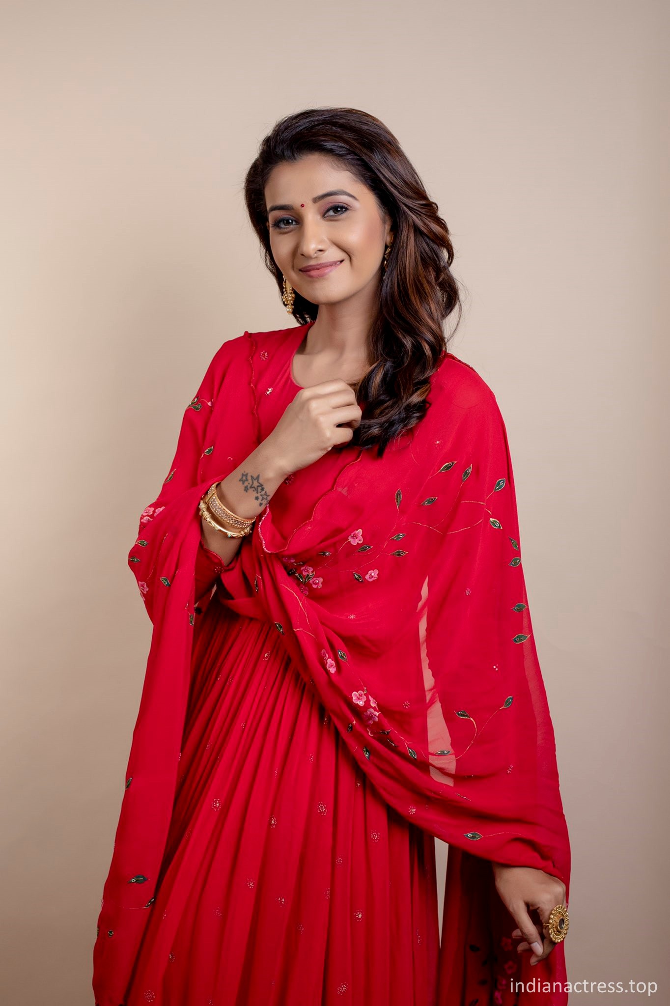 Priya Bhavani Shankar Latest PICS, Priya Bhavani Shankar latest red saree pics, Priya Bhavani Shankar hot red saree