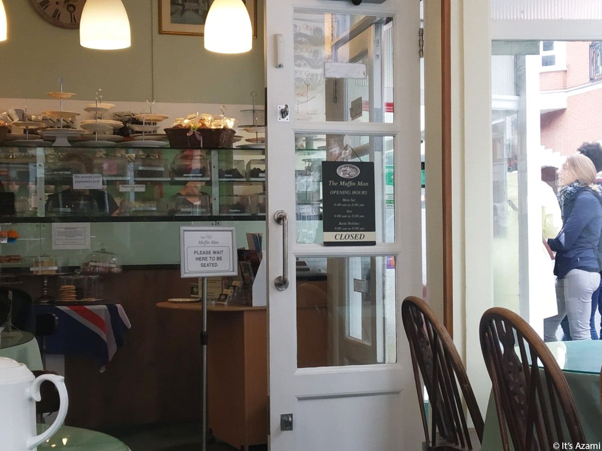 London | The Muffin Man Tea Shop Review Restaurant Afternoon Tea - Best Place in London - Crumpets - English Muffins - Lemon Drizzle Cake Avis - It\'s Azami - Beauty Blogger - YouTuber - Makeup Artist Paris & London