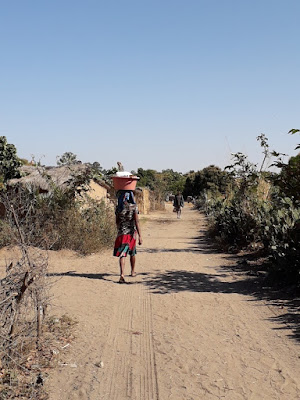 mujer-ilakaka-poblacion-far-west-fiebre-del-zafiro-en-madagascar-africa-con-enlacima