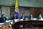 Què tal la falta de estética: la bandera puesta sobre una mesa cubierta de . bandera de colombia 