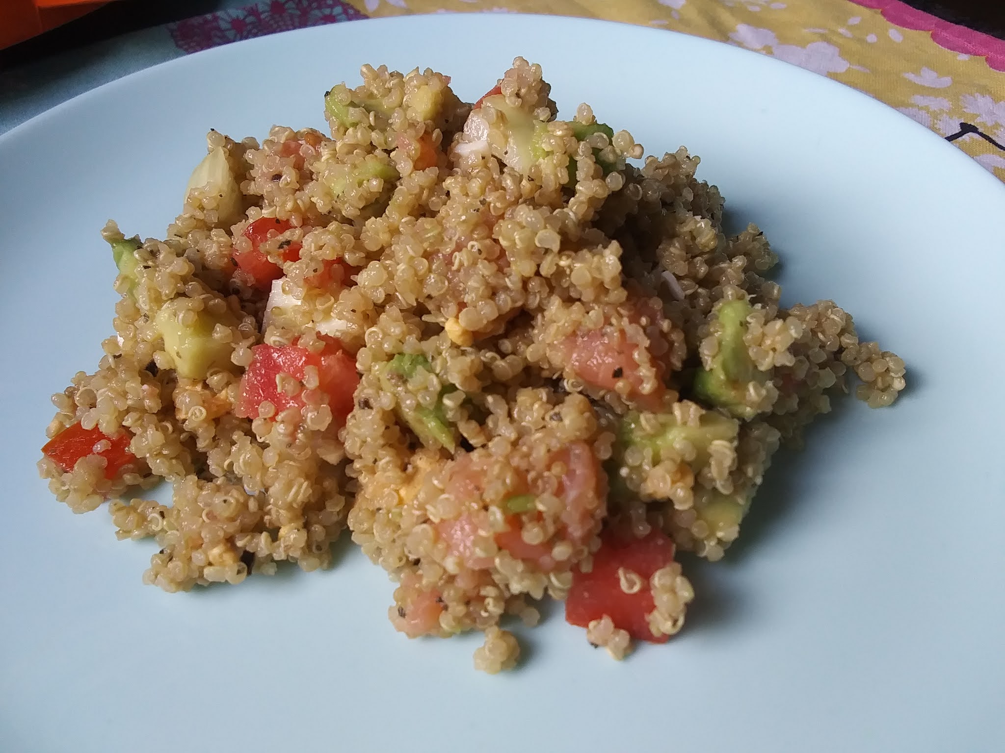 Ensalada de quinoa con salmón y aguacate (microondas)