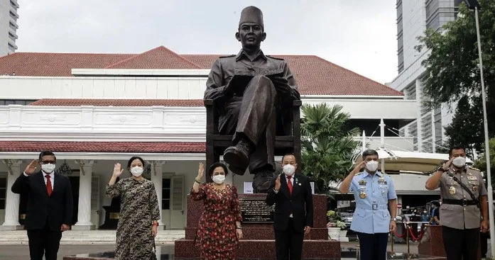Gatot Nurmantyo Prihatin, Patung Soeharto Musnah Sementara Patung Bung Karno Bertebaran