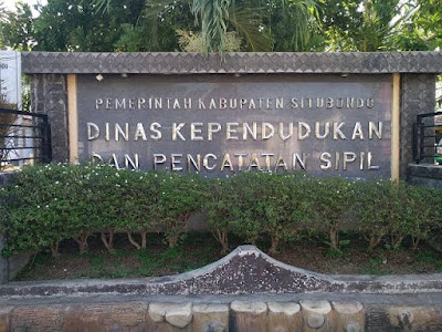 Oknum Pegawai Dispendukcapil Kabupaten Situbondo, Ditemukan Memakai Sandal Ketika Jam Kantor Oknum Pegawai Dispendukcapil Kabupaten Situbondo, Ditemukan Memakai Sandal Ketika Jam Kantor
