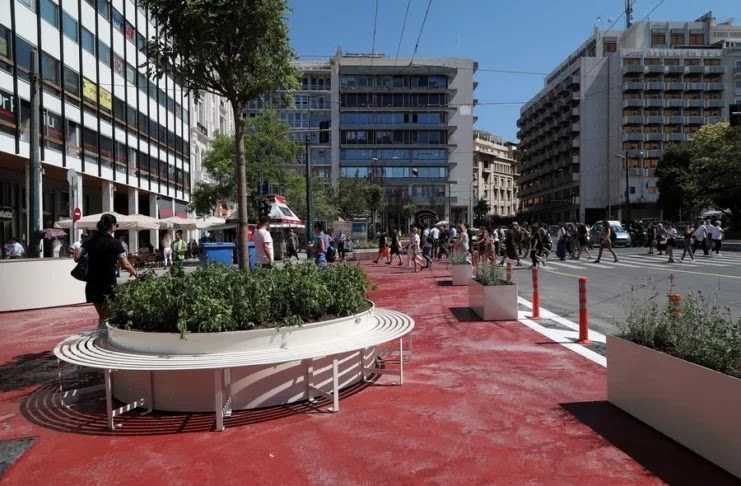 Καίνε… Τα Σιδερένια Παγκάκια Στο Σύνταγμα Και Δεν Κάθεται Κανείς (Video) Καίνε… Τα Σιδερένια Παγκάκια Στο Σύνταγμα Και Δεν Κάθεται Κανείς (Video)