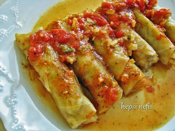 Etli Lahana Sarması (Domates Soslu)