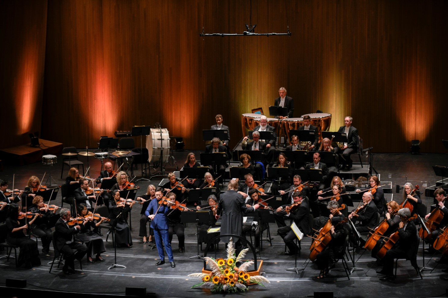 LA Opus Ligeti, Dvořák, and Tchaikovsky open LBSO's 85th Season