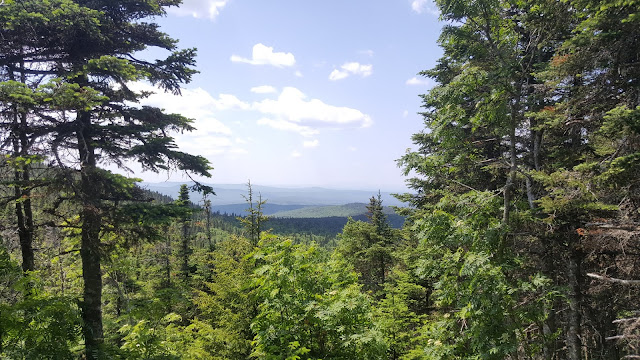 Vue à partir du sentier en direction du mont Bélanger