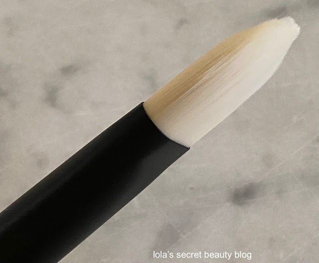 lola's secret beauty blog Westman Atelier Foundation Brush Review