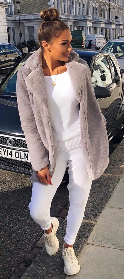 We scoured best Instagram fashion influencers to find these 29 classy spring outfits via higiggle.com | simple s[ring outfits | #fashion #springoutfits #style #cuteoutfits