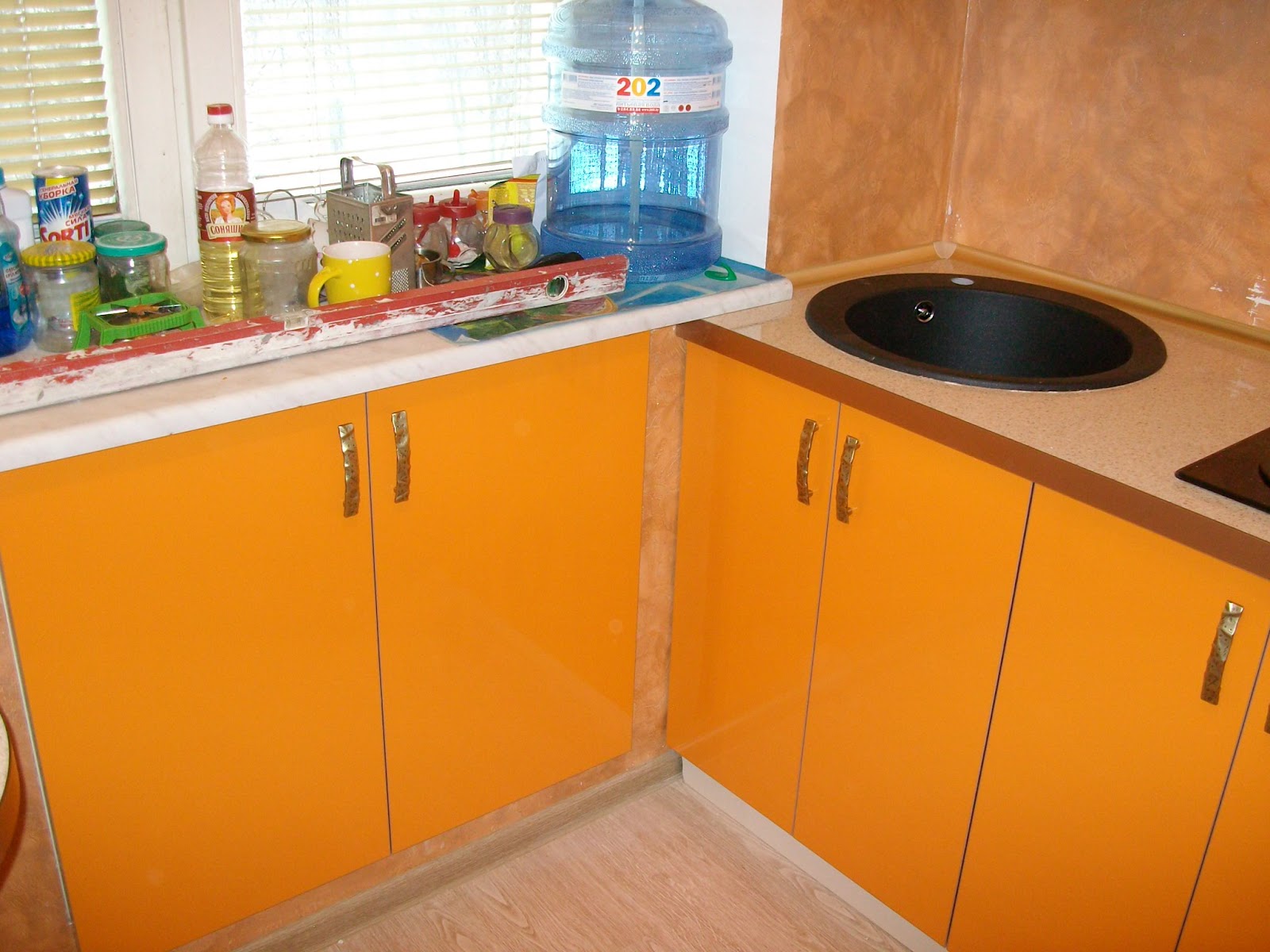 Как повесить шкафы на кухне в хрущевке - 81 фото