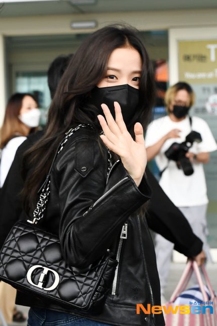[연예] [사진]         오늘 공항출국한 귀여운 블랙핑크 로제와 지수 사진 모음 -  와이드섬