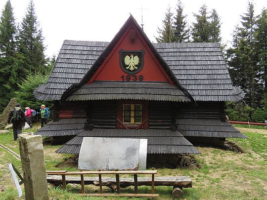 Kaplica Matki Bożej Królowej Gorców na Polanie Rusnakowej. Kaplica Matki Bożej Królowej Gorców na Polanie Rusnakowej.