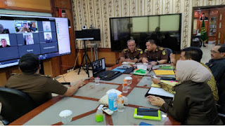 (Jakarta) - Sebagai langkah dalam pencegahan dan penanggulangan penyebaran Corona Virus Disease 2019 atau Covid 19 bagi pegawai di lingkungan Badan Pendidikan dan Pelatihan (Badiklat) Kejaksaan RI yang bekerja di rumah atau Work From Home (WFH)pihaknya menerapkan meeting online dengan aplikasi mobile meeting. Kepala Badan Diklat Kejaksaan RI Setia Untung Arimuladi mengatakan tak dipungkiri virus Covid 19 yang telah menelan korban jiwa di Indonesia menjadi momok ketakutan, namun semua bisa dicegah salah satunya dengan menjaga kebersihan. "Selain menjaga kebersihan pada diri kita juga mengurangi pertemuan-pertemuan dari keramaian orang, itu salah satu bagian dari imbauan dari Pemerintah dan Pak Jaksa Agung," kata Setia Untung kepada wartawan, Jakarta, Jumat (20/3/2020). Terkait bekerja di rumah bagi pegawai di lingkungan Badiklat, sesuai Surat Edaran Jaksa Agung RI Nomor 2 Tahun 2020 tanggal 18 Maret 2020 tentang Penyesuaian Sistem Kerja Pegawai Dalam Upaya Pencegahan Penyebaran Coronavirus Disease (COVID -19) Di Lingkungan Kejaksaan RI, Badiklat melakukan rapat jarak jauh melalui aplikasi us mobile yang mudah digunakan bagi para pegawai untuk memonitor pekerjaan yang dilakukan di rumah. "Sesuai edaran Pak Jaksa Agung SEJA Nomor 02/2020 kita mengunakan metode jarak jauh dengan mempergunakan Aplikasi Us Mobile Meeting dan Video Seminar, atau bahkan kita bisa mempergunakan aplikasi Skype, sebuah program komunikasi dengan teknologi P2P (peer to peer). Program ini merupakan program bebas (dapat diunduh secara gratis) dan dibuat dengan tujuan penyediaan sarana komunikasi suara (voice) berkualitas tinggi yang murah berbasiskan internet untuk semua orang di berbagai belahan dunia.ujarnya. Ini lanjut mantan Kapuspenkum Kejagung guna mengoptimalkan pelaksanaan tugas dan fungsi Badiklat, agar tetap berjalan secara efektif, efisien dan pelayanan publik tetap terlaksana, dengan melakukan pembagian dan jadwal tugas kedinasan secara bergantian. "Mereka yang dirumah melakukan komunikasi dengan atasan langsung, begitu sebaliknya pimpinan diatasnya juga mengecek pegawainya yang dirumah, sehingga efektifitas bekerja berjalan lancar seperti biasanya. Jangan sampai organisasi lumpuh," ungkapnya. Setia Untung menekankan dengan waktu 14 hari sejak WFH di berlakukan sesuai Intruksi Pemerintah dan SEJA Nomor 02/2020 itu sebagai upaya pencegahan resiko penyebaran coronavirus dan untuk memperlancar tugas dan fungsi kedinasan, diperlukan suatu sistem, hal itu agar pekerjaan berjalan dengan efektif, efisien, dan akuntabel bagi pegawai Badiklat khususnya pejabat struktural eselon l, ll dan lll dengan para pejabat eselon IV dan unsur staf yang melaksanakan kegiatan pekerjaan dari rumah. Kata Setia Untung, role model itu sudah dilakukan sejak adanya petunjuk Jaksa Agung dan Pimpinan Kejagung sejak hari pertama Selasa 16 Maret 2020. "Sejak diberlakukan WFH itu, Badiklat langsung melakukan sejak hari pertama, memonitor pegawai yang bekerja di rumah dan membagi tugas. Dan aplikasi ini sebenarnya sudah lama di Badiklat, sejak program zona integritas WBK/WBBM dua tahun silam," tutur Setia Untung. Sebelumnya Jaksa Agung Burhanuddin meliburkan para pegawai Kejaksaan RI dengan, mengeluaran SEJA Nomor 02 Tahun 2020 tentang Penyesuaian Sistem Kerja Pegawai Dalam Upaya Pencegahan Penyebaran Coronavirus Disease (Covid 19) di Lingkungan Kejaksaan RI, sebagai tindak lanjut Surat Edaran MenPAN RB Nomor 19 Tahun 2020 tentang Penyesuaian Sistem Kerja Aapatur Sipil Negara Dalam Upaya Pencegahan Penyebaran COVID 19 di Lingkungan Instansi Pemerintah. Dalam SEJA itu pegawai tidak diwajibkan bekerja di kantor serta dibebaskan dari absen kehadiran di kantor. Terkecuali pejabat struktural tetap melaksanakan tugas dan fungsinya di kantor untuk memastikan pelayanan kepada masyarakat tetap berjalan dengan sebaik-baiknya. Adapun pejabat struktural yang dimaksud untuk bekerja di kantor adalah Pejabat Eselon I, Eselon II dan Eselon III di Kejagung, sedangkan di tingkat Kejati Pejabat Eselon II, Eselon III dan Eselon IV. Sementara di Kejaksaan Negeri bagi Pejabat Eselon III, Pejabat Eselon IV dan Eselon V. (iwan) (Jakarta) - Sebagai langkah dalam pencegahan dan penanggulangan penyebaran Corona Virus Disease 2019 atau Covid 19 bagi pegawai di lingkungan Badan Pendidikan dan Pelatihan (Badiklat) Kejaksaan RI yang bekerja di rumah atau Work From Home (WFH)pihaknya menerapkan meeting online dengan aplikasi mobile meeting. Kepala Badan Diklat Kejaksaan RI Setia Untung Arimuladi mengatakan tak dipungkiri virus Covid 19 yang telah menelan korban jiwa di Indonesia menjadi momok ketakutan, namun semua bisa dicegah salah satunya dengan menjaga kebersihan. "Selain menjaga kebersihan pada diri kita juga mengurangi pertemuan-pertemuan dari keramaian orang, itu salah satu bagian dari imbauan dari Pemerintah dan Pak Jaksa Agung," kata Setia Untung kepada wartawan, Jakarta, Jumat (20/3/2020). Terkait bekerja di rumah bagi pegawai di lingkungan Badiklat, sesuai Surat Edaran Jaksa Agung RI Nomor 2 Tahun 2020 tanggal 18 Maret 2020 tentang Penyesuaian Sistem Kerja Pegawai Dalam Upaya Pencegahan Penyebaran Coronavirus Disease (COVID -19) Di Lingkungan Kejaksaan RI, Badiklat melakukan rapat jarak jauh melalui aplikasi us mobile yang mudah digunakan bagi para pegawai untuk memonitor pekerjaan yang dilakukan di rumah. "Sesuai edaran Pak Jaksa Agung SEJA Nomor 02/2020 kita mengunakan metode jarak jauh dengan mempergunakan Aplikasi Us Mobile Meeting dan Video Seminar, atau bahkan kita bisa mempergunakan aplikasi Skype, sebuah program komunikasi dengan teknologi P2P (peer to peer). Program ini merupakan program bebas (dapat diunduh secara gratis) dan dibuat dengan tujuan penyediaan sarana komunikasi suara (voice) berkualitas tinggi yang murah berbasiskan internet untuk semua orang di berbagai belahan dunia.ujarnya. Ini lanjut mantan Kapuspenkum Kejagung guna mengoptimalkan pelaksanaan tugas dan fungsi Badiklat, agar tetap berjalan secara efektif, efisien dan pelayanan publik tetap terlaksana, dengan melakukan pembagian dan jadwal tugas kedinasan secara bergantian. "Mereka yang dirumah melakukan komunikasi dengan atasan langsung, begitu sebaliknya pimpinan diatasnya juga mengecek pegawainya yang dirumah, sehingga efektifitas bekerja berjalan lancar seperti biasanya. Jangan sampai organisasi lumpuh," ungkapnya. Setia Untung menekankan dengan waktu 14 hari sejak WFH di berlakukan sesuai Intruksi Pemerintah dan SEJA Nomor 02/2020 itu sebagai upaya pencegahan resiko penyebaran coronavirus dan untuk memperlancar tugas dan fungsi kedinasan, diperlukan suatu sistem, hal itu agar pekerjaan berjalan dengan efektif, efisien, dan akuntabel bagi pegawai Badiklat khususnya pejabat struktural eselon l, ll dan lll dengan para pejabat eselon IV dan unsur staf yang melaksanakan kegiatan pekerjaan dari rumah. Kata Setia Untung, role model itu sudah dilakukan sejak adanya petunjuk Jaksa Agung dan Pimpinan Kejagung sejak hari pertama Selasa 16 Maret 2020. "Sejak diberlakukan WFH itu, Badiklat langsung melakukan sejak hari pertama, memonitor pegawai yang bekerja di rumah dan membagi tugas. Dan aplikasi ini sebenarnya sudah lama di Badiklat, sejak program zona integritas WBK/WBBM dua tahun silam," tutur Setia Untung. Sebelumnya Jaksa Agung Burhanuddin meliburkan para pegawai Kejaksaan RI dengan, mengeluaran SEJA Nomor 02 Tahun 2020 tentang Penyesuaian Sistem Kerja Pegawai Dalam Upaya Pencegahan Penyebaran Coronavirus Disease (Covid 19) di Lingkungan Kejaksaan RI, sebagai tindak lanjut Surat Edaran MenPAN RB Nomor 19 Tahun 2020 tentang Penyesuaian Sistem Kerja Aapatur Sipil Negara Dalam Upaya Pencegahan Penyebaran COVID 19 di Lingkungan Instansi Pemerintah. Dalam SEJA itu pegawai tidak diwajibkan bekerja di kantor serta dibebaskan dari absen kehadiran di kantor. Terkecuali pejabat struktural tetap melaksanakan tugas dan fungsinya di kantor untuk memastikan pelayanan kepada masyarakat tetap berjalan dengan sebaik-baiknya. Adapun pejabat struktural yang dimaksud untuk bekerja di kantor adalah Pejabat Eselon I, Eselon II dan Eselon III di Kejagung, sedangkan di tingkat Kejati Pejabat Eselon II, Eselon III dan Eselon IV. Sementara di Kejaksaan Negeri bagi Pejabat Eselon III, Pejabat Eselon IV dan Eselon V. (iwan)