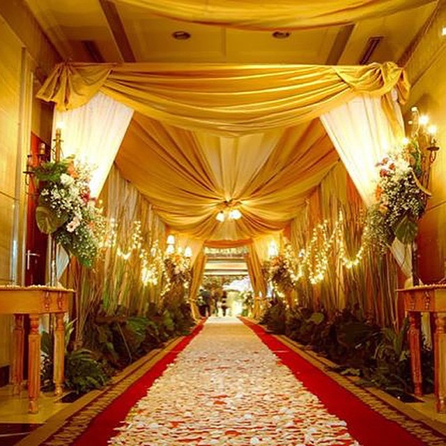 WEDDING DECORATION Dekorasi Tenda  Lorong Gedung