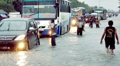 Sungai Welang Meluap, Jalur Pantura Pasuruan-Surabaya Lumpuh Total 