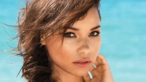 La Actriz Jessica Parker Kennedy, En Bikini Para La Revista "maxim".