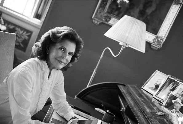 Queen Silvia tells about her interest in fashion, her Nobel outfits, her grandchildren and her social activities. Queen Silvia celebrate her 75th birthday