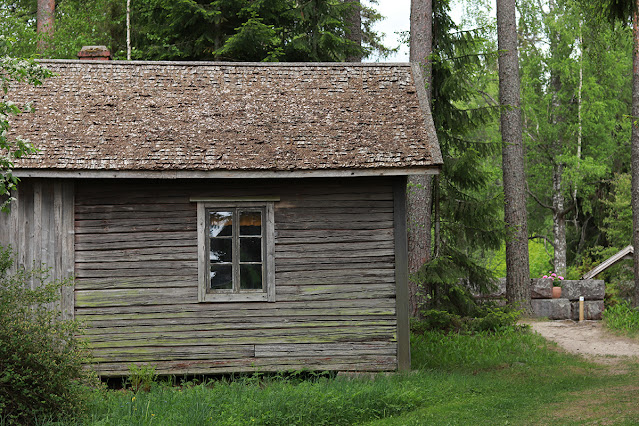 Hirsimökki Huovilan puistossa Kärkölässä.