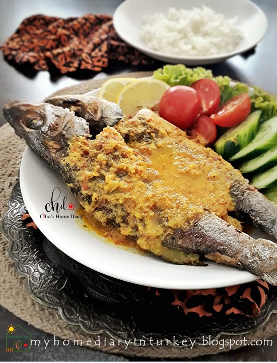 INDONESIAN FOOD RECIPE ; PECAK IKAN/ FISH WITH SPICY DRESSING. Recipe with video. | Çitra's Home Diary. #Indonesiancuisine #endonezyamutfağı #reseppecakikan #Indonesischekeuken #indonesisch #pecakikan #asianfoodrecipe