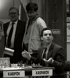 Mestres do xadrez Kasparov e Karpov revivem duelo - BBC News Brasil